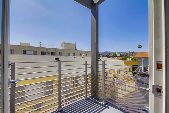 Building Photo - 6546 1/2 La Mirada Ave.-