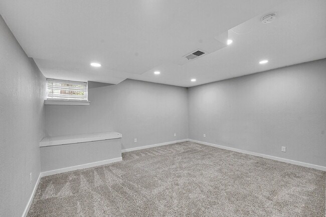 Building Photo - $2,550.00 - 3-bed, 3-bath split-level loca...