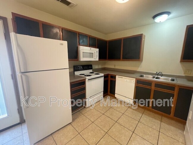 Building Photo - 3210 Phoenix Ave