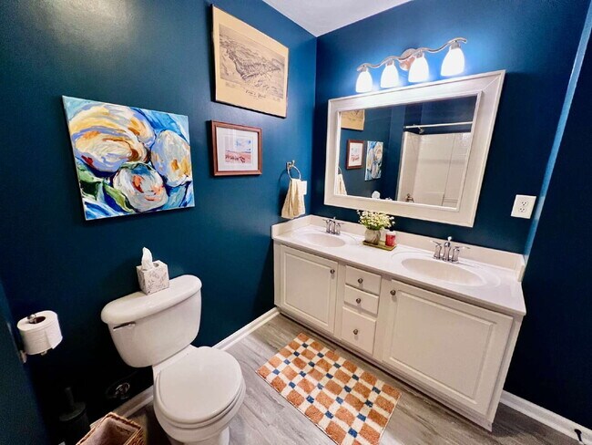 Building Photo - Charming 4 Bedroom home Near Virginia Beach Oceanfront!