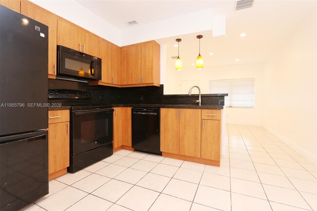 Building Photo - 2746 SW 32nd Ct