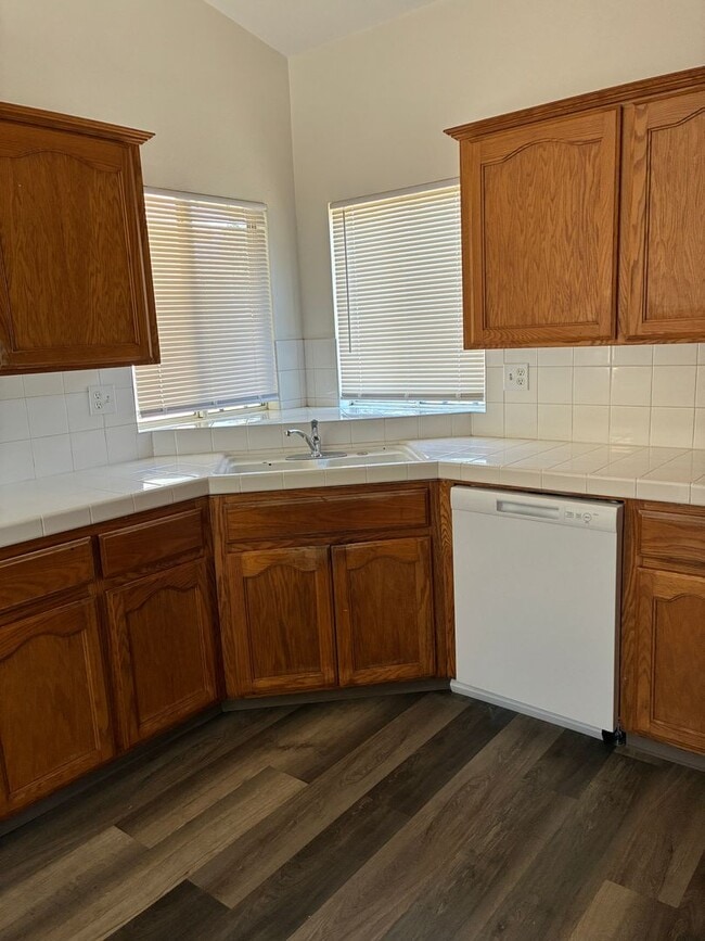 Building Photo - 3 Bedroom 2 Bath Home
