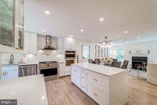Building Photo - 8 Carriage House Cir