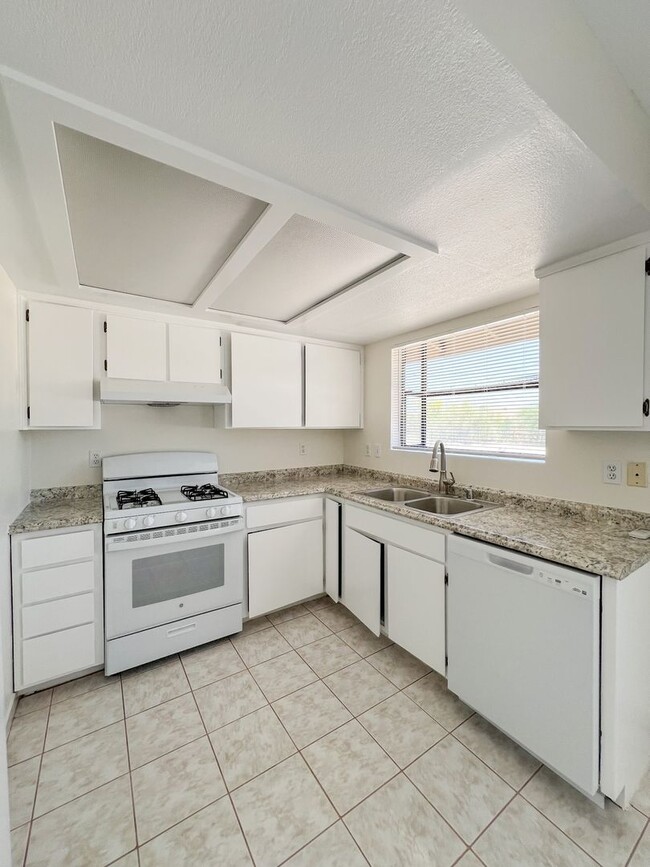 Building Photo - 29 Palms Home with Mountain Views