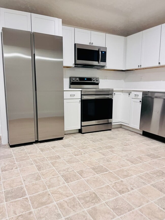 Building Photo - Large renovated 2 bedroom apartment in the heart of Stayton.  Don't miss this opportunity!