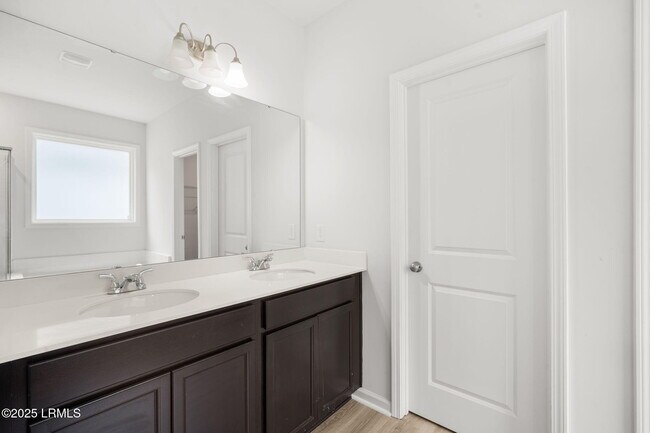 Building Photo - 98 Great Bend Dr