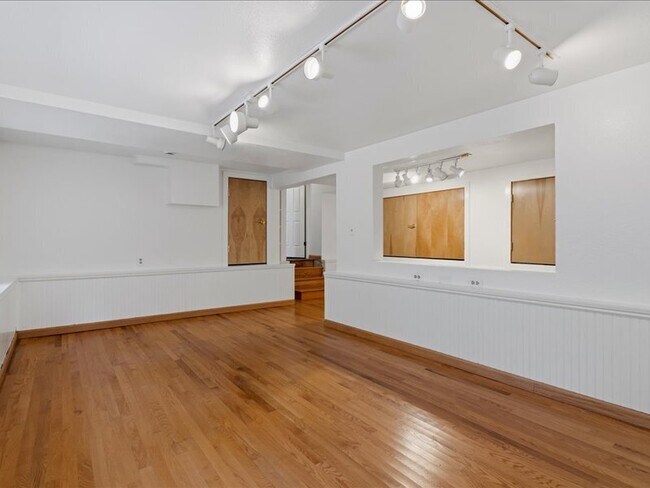 Building Photo - 930 Valley View Dr