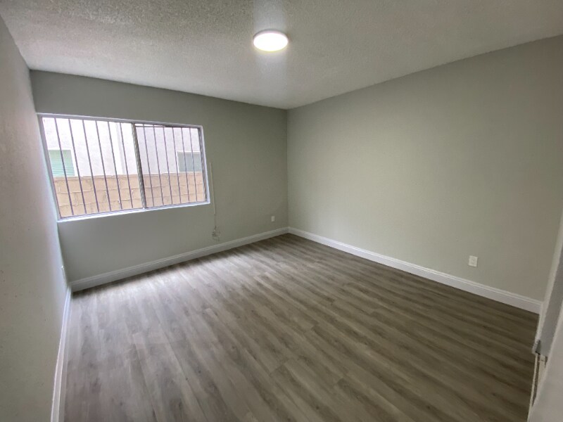 Building Photo - 641 W 92nd St