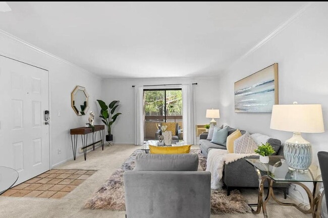 Building Photo - "Chic 1-Bed Waterfront Apartment with Cent...