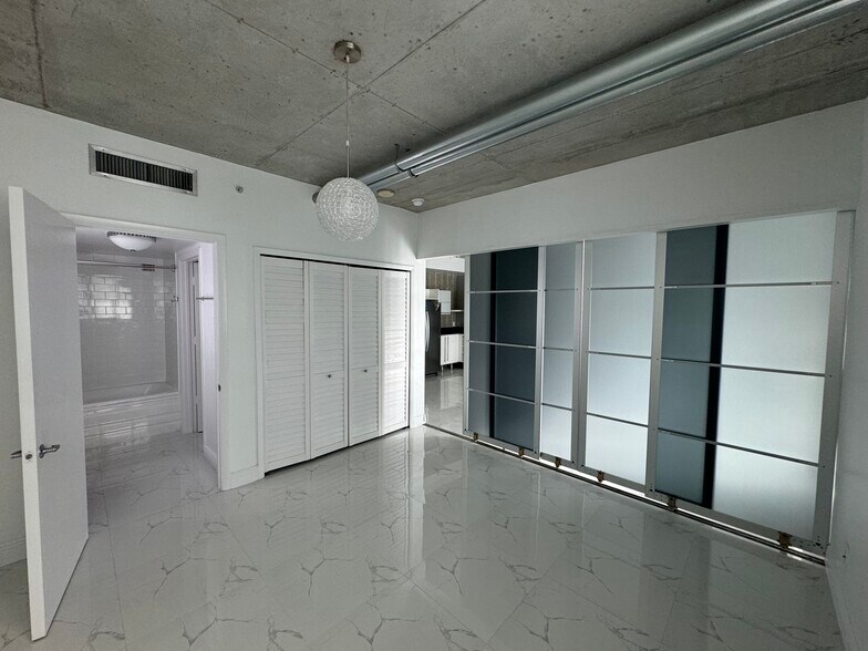 Building Photo - 690 SW 1st Ave