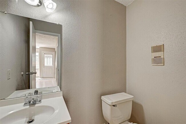 Building Photo - 17804 Kings Park Ln