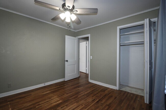 Building Photo - Cozy Bungalow in Brookside area, close to shopping for grocery, coffee shops, restaurants and muc...