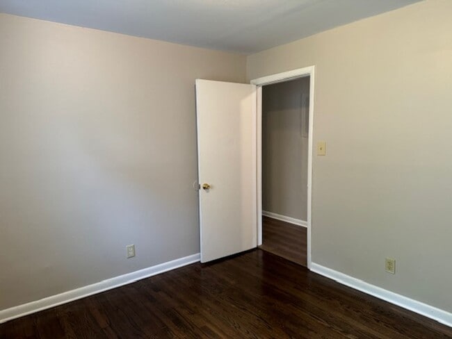 Building Photo - Newly Renovated Unit!