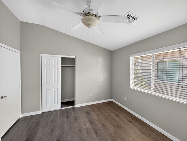 Building Photo - 4Bedroom/2.5Bath Townhome Ready for You!!