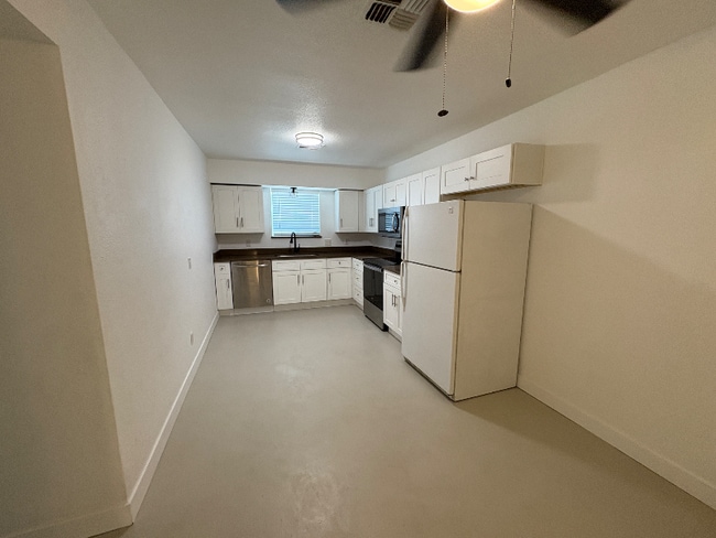 Building Photo - 658 S Grand