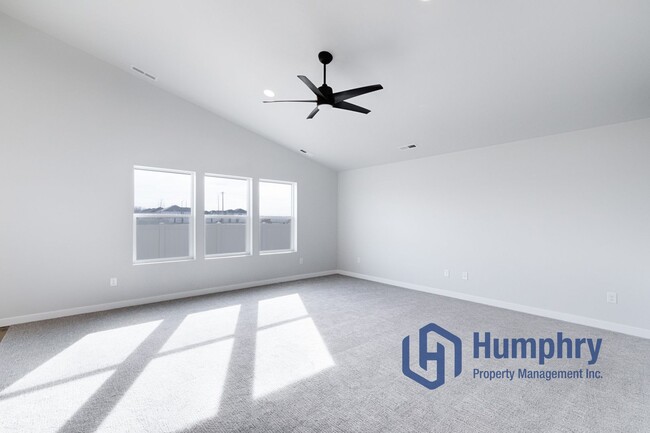 Building Photo - 4 bedroom, 2 bathroom, 2 car garage.