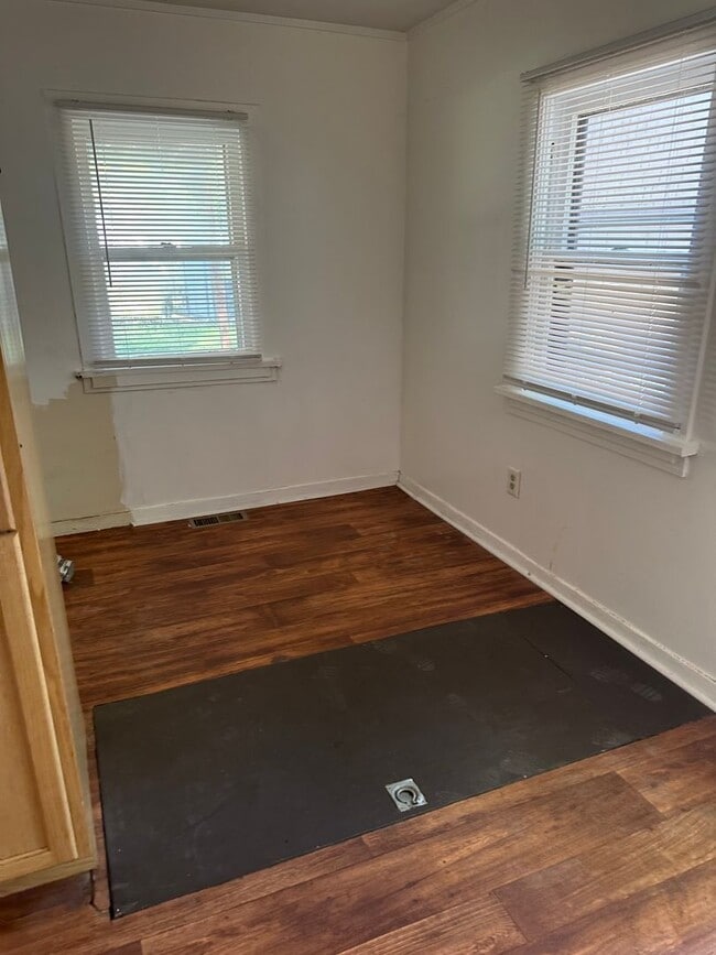 Building Photo - 2 bedrooms, 1 bath on large lot with garage