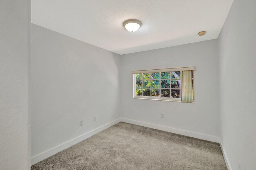 Building Photo - 3055 Riverside Dr