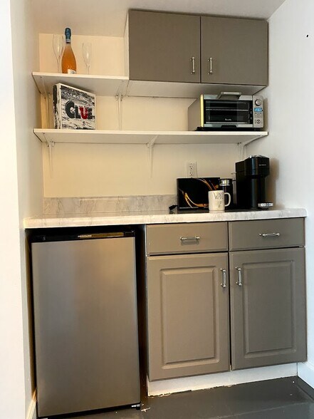 411A - Kitchenette - 100 Lincoln Rd