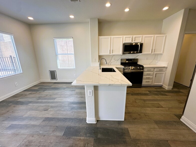 Building Photo - 2664 Strichen Ave