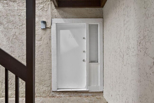 Building Photo - 3575 Oakvale Rd