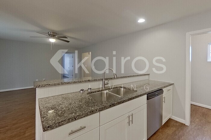 Building Photo - 922 12th Ln