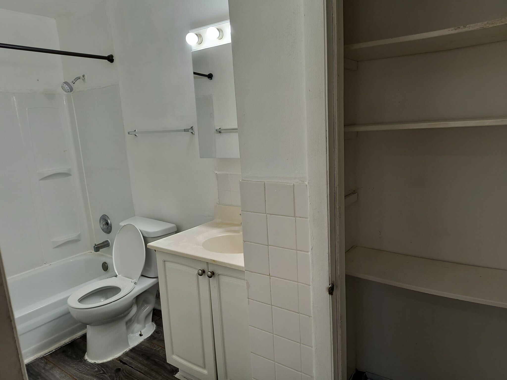 Building Photo - 670 Hill Dr