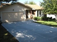 Building Photo - Large Ranch House
