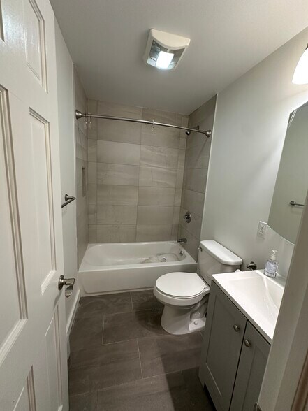 Building Photo - 631 Van Duzer St