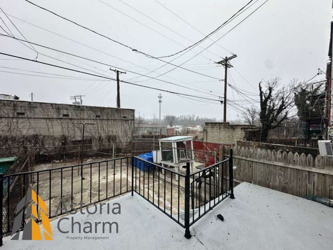 Building Photo - Flexible 4 Bedroom Layout with Fenced Backyard