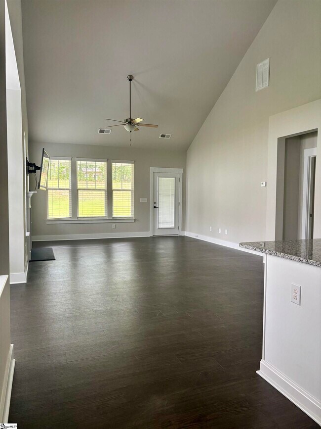 Building Photo - 109 Creekhaven Ln