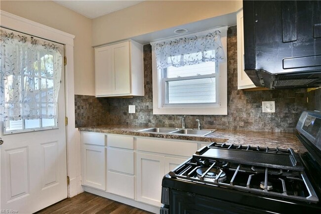 Building Photo - 781 Oak Knoll Ave SE