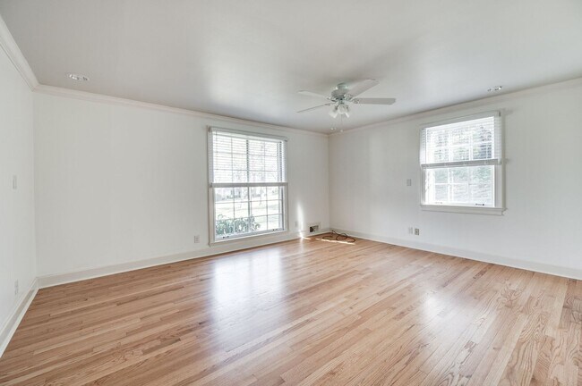 Building Photo - Fantastic renovated 5BE/4BA family home on beautiful oversized private Lot in the heart of Belle ...