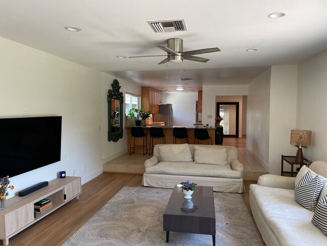 Building Photo - Massive Yard! 6 Bed / 2.5 Bath House on East Falls (Lease out, pending signatures. Check back in ...