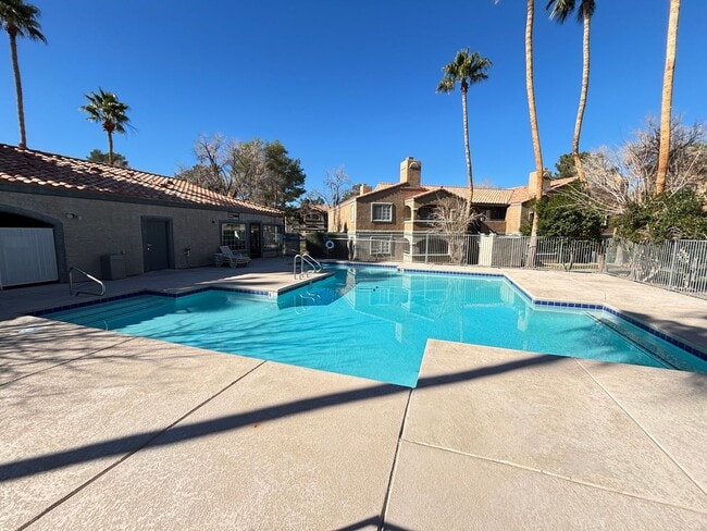 Building Photo - Gorgeous 1Bed/1Bath Fully Furnished 1st Floor Condo located in NW Las Vegas gated Community!