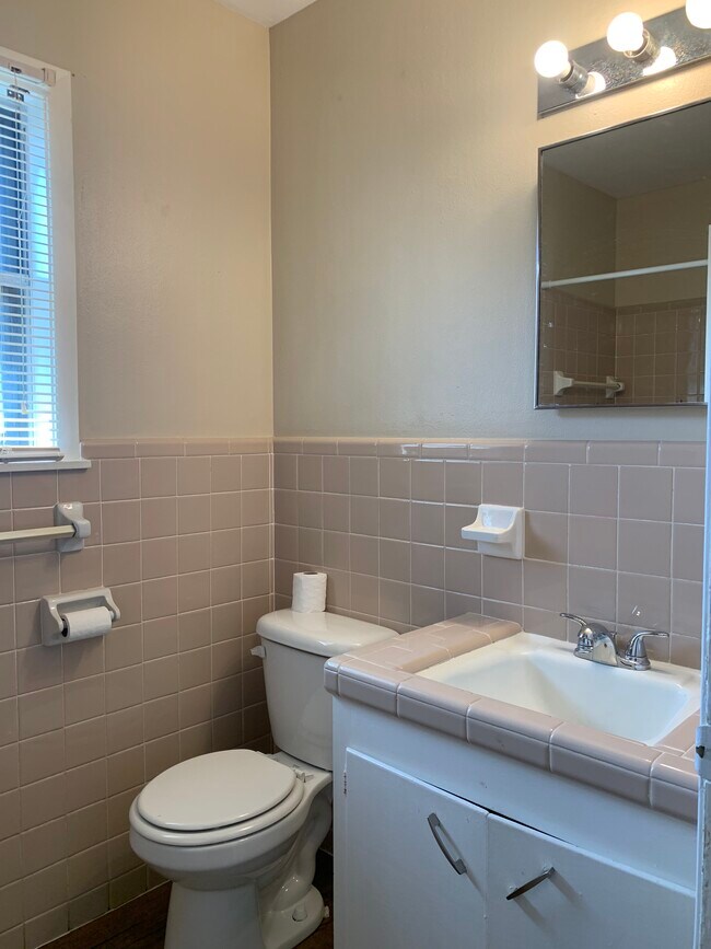 Building Photo - 701 Hybiscus Ln