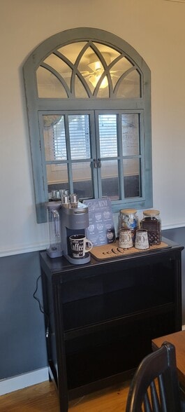 Building Photo - 1055 NE Grandview Dr