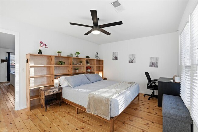 Building Photo - 10 Dogwood Dr