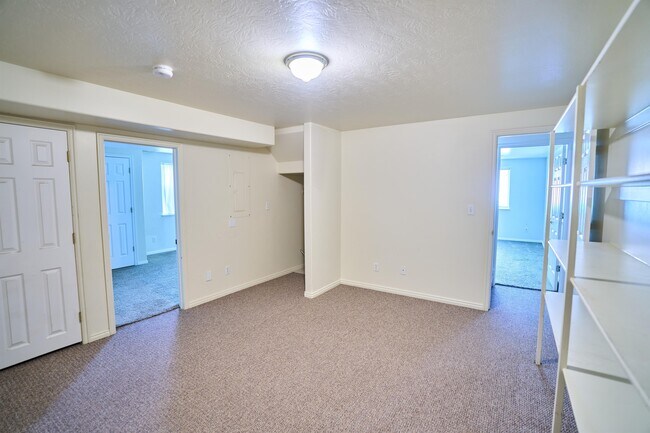 Building Photo - 850 E 550 S