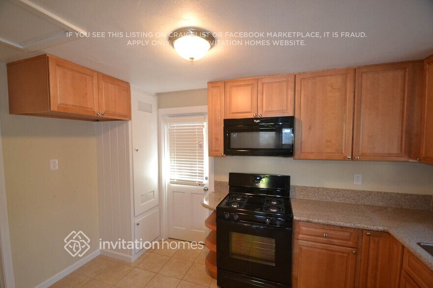 Building Photo - 10018 Silverton Ave