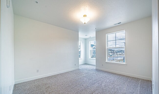 Building Photo - Amenity-Rich Top-Floor Condo in Lehi