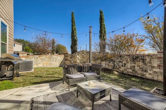 Building Photo - HALF OFF First Month Rent: 3 Bed/2.5 Bathroom~ Multiple Living Spaces~ Located near Lackland AFB!