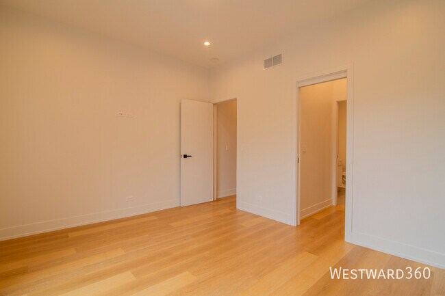 Building Photo - 2042 W Washington Blvd