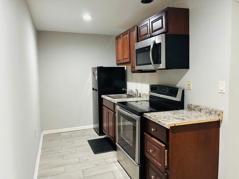 Kitchen - 5112 Hollywood Rd
