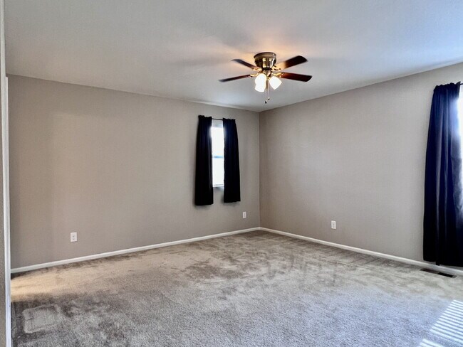 Building Photo - Beautifully Maintained 4BR/3.5BA Townhome with Finished Basement in Prime Aurora Location w/2-Car...