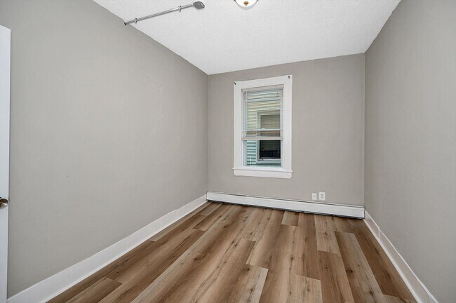 Building Photo - 50 1/2 Common St