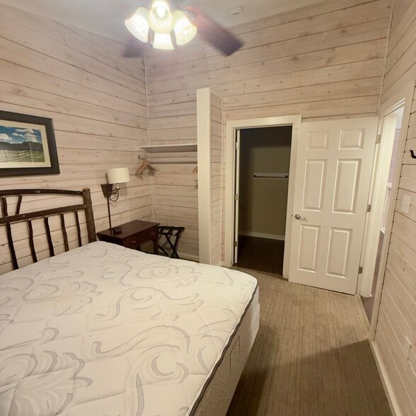 Building Photo - 8680 Piney Shores Dr