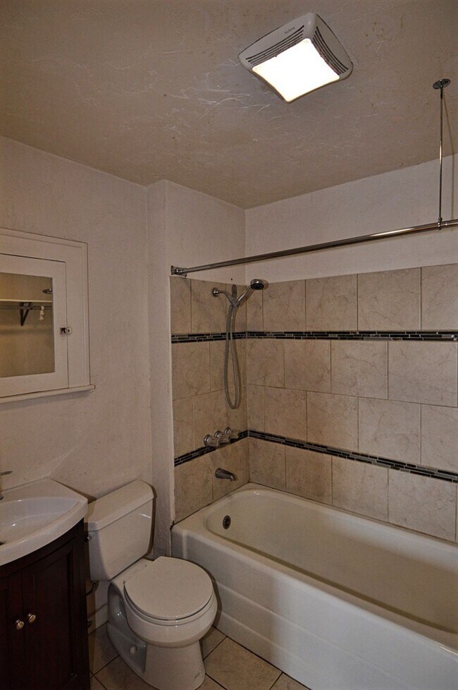 Building Photo - Spacious South Tacoma Home with Modern Updates & Fenced Yard