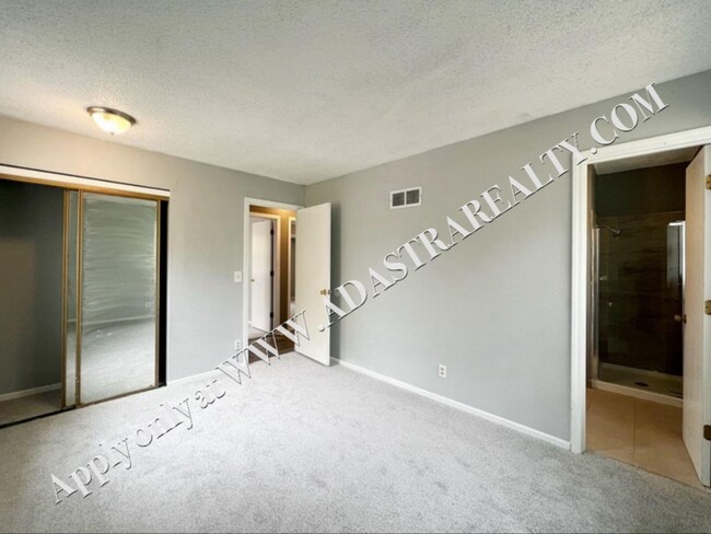 Building Photo - Cozy 4 Bedroom 3 Bath in Olathe-Available ...