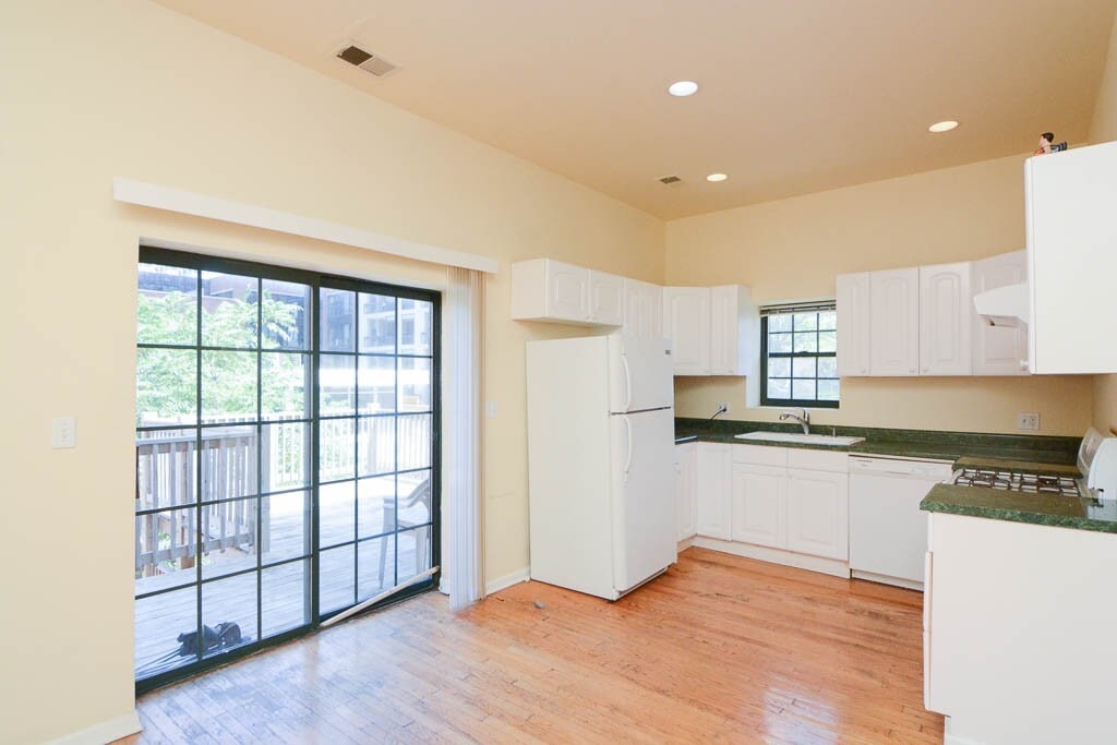 Building Photo - 218 W Division St